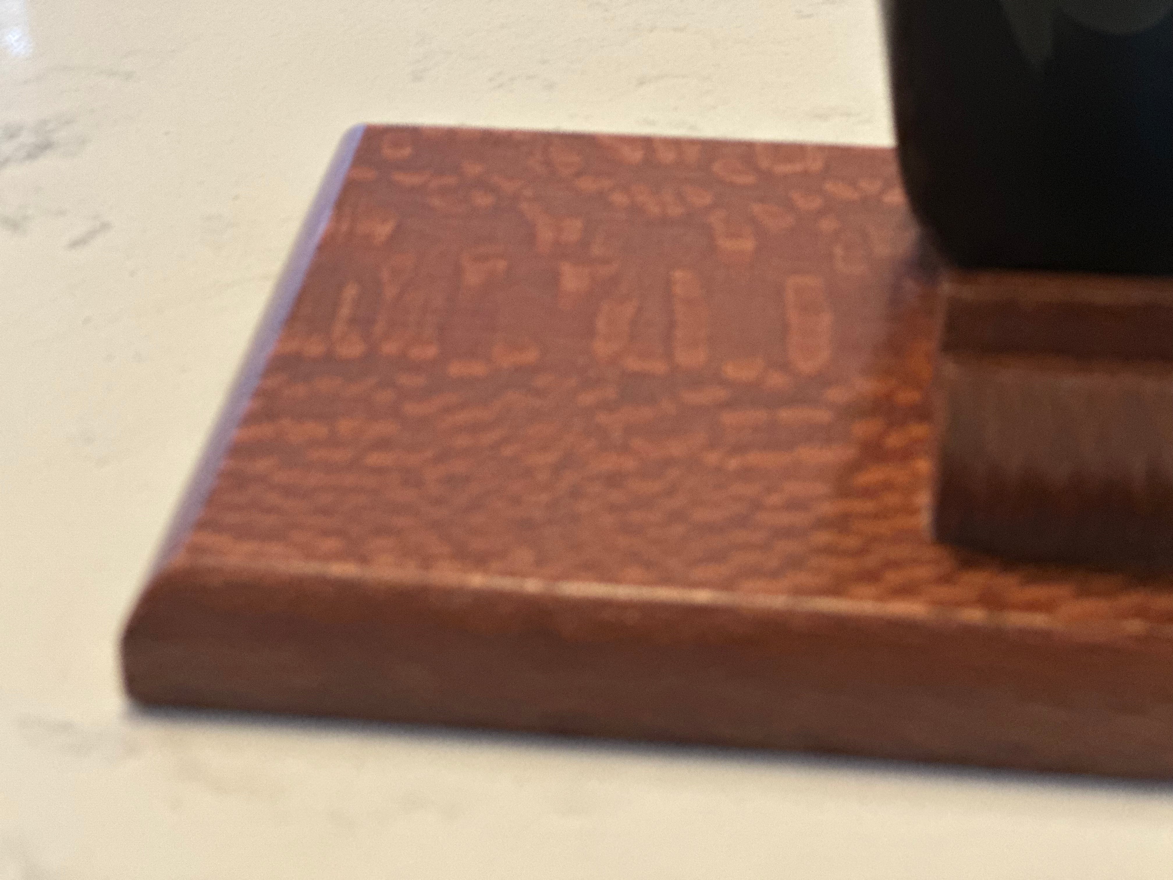 Wooden platform of the dab holder stand.